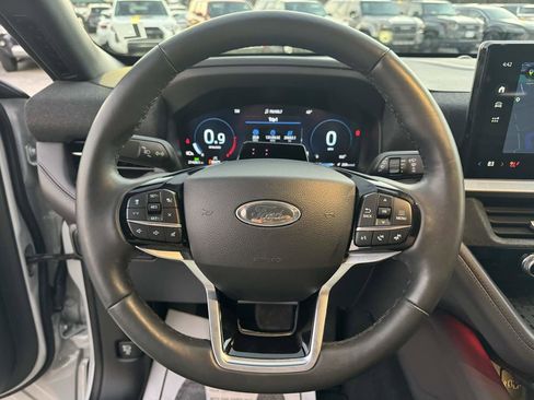 Used 2025 Ford Explorer Platinum image 18