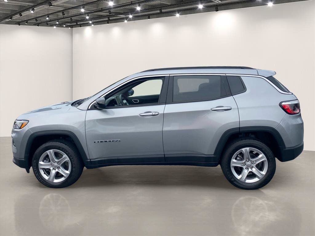 Used 2023 Jeep Compass Latitude w/ Convenience Group AWD/4WD image 4