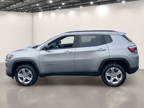 Used 2023 Jeep Compass Latitude w/ Convenience Group AWD/4WD image 4