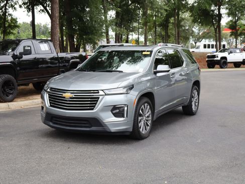 Used 2023 Chevrolet Traverse Premier FWD image 5