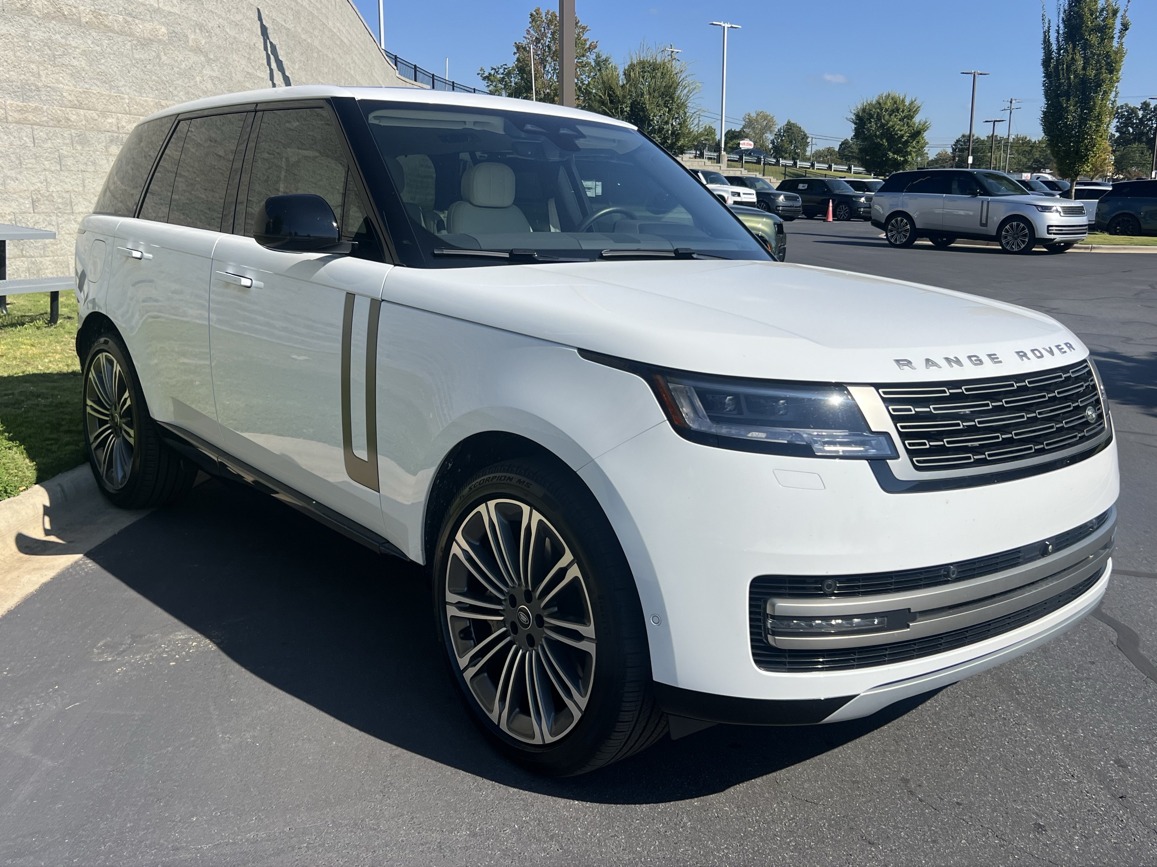 Used 2025 Land Rover Range Rover SE AWD/4WD image 9