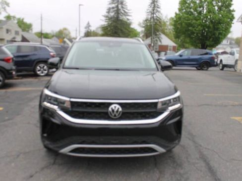 Used 2022 Volkswagen Taos SE w/ Panoramic Sunroof Package image 4