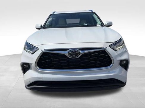 Used 2023 Toyota Highlander Limited image 2