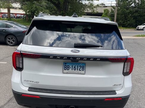 Used 2025 Ford Explorer Active AWD/4WD image 7