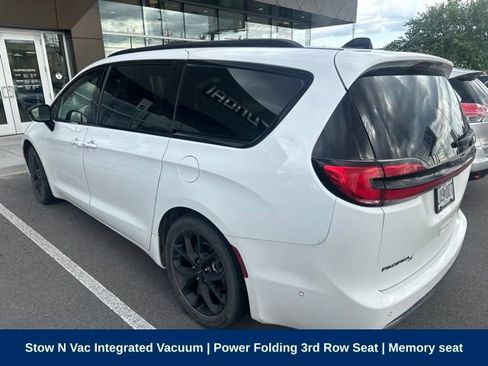 Used 2024 Chrysler Pacifica Limited w/ Uconnect Theater Family Group FWD image 7