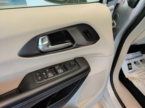 Used 2024 Chrysler Pacifica Touring-L FWD image 10