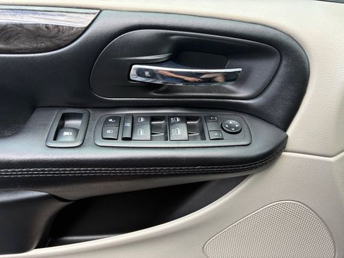 Used 2019 Dodge Grand Caravan SE FWD image 25