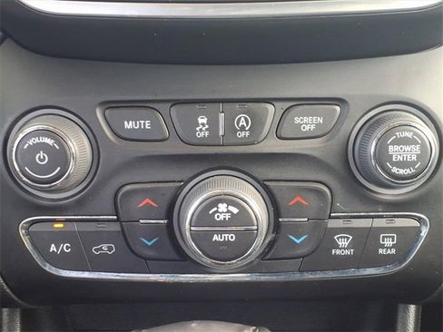 Certified 2022 Jeep Cherokee Latitude Lux w/ Sun & Sound Group image 20