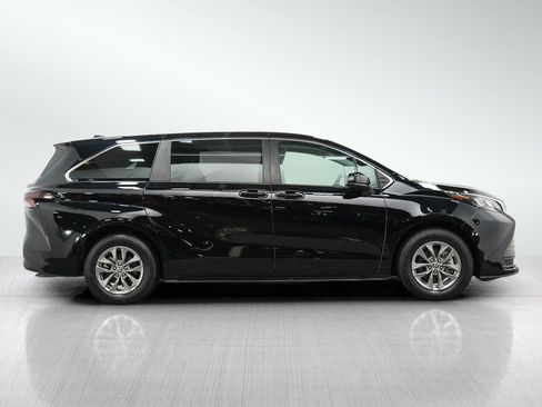 Used 2024 Toyota Sienna LE AWD/4WD image 6