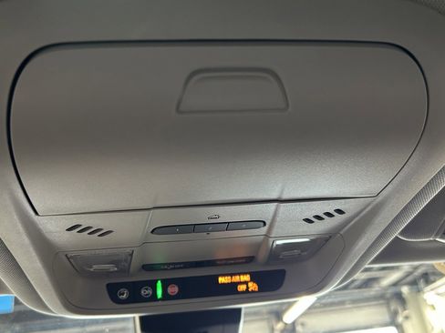 Used 2024 GMC Terrain SLT image 39