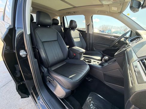 Used 2022 Volkswagen Tiguan SE w/ Panoramic Sunroof Package image 14