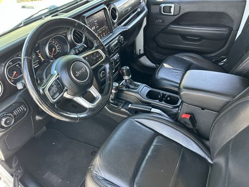 Used 2019 Jeep Wrangler Unlimited Sahara AWD/4WD image 16