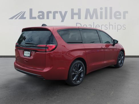 New 2026 Chrysler Pacifica Select FWD image 5