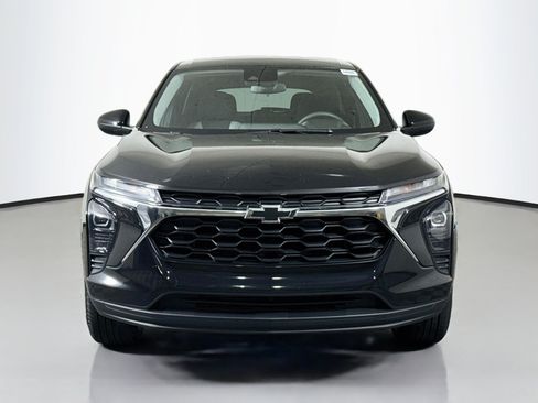 Used 2024 Chevrolet Trax LS w/ LS Convenience Package FWD image 2