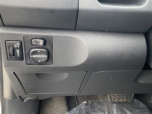 Used 2009 Toyota Yaris 4-Door Hatchback image 14