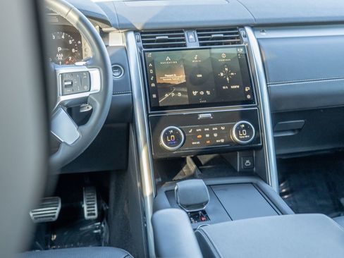 Certified 2024 Land Rover Discovery Dynamic SE image 21