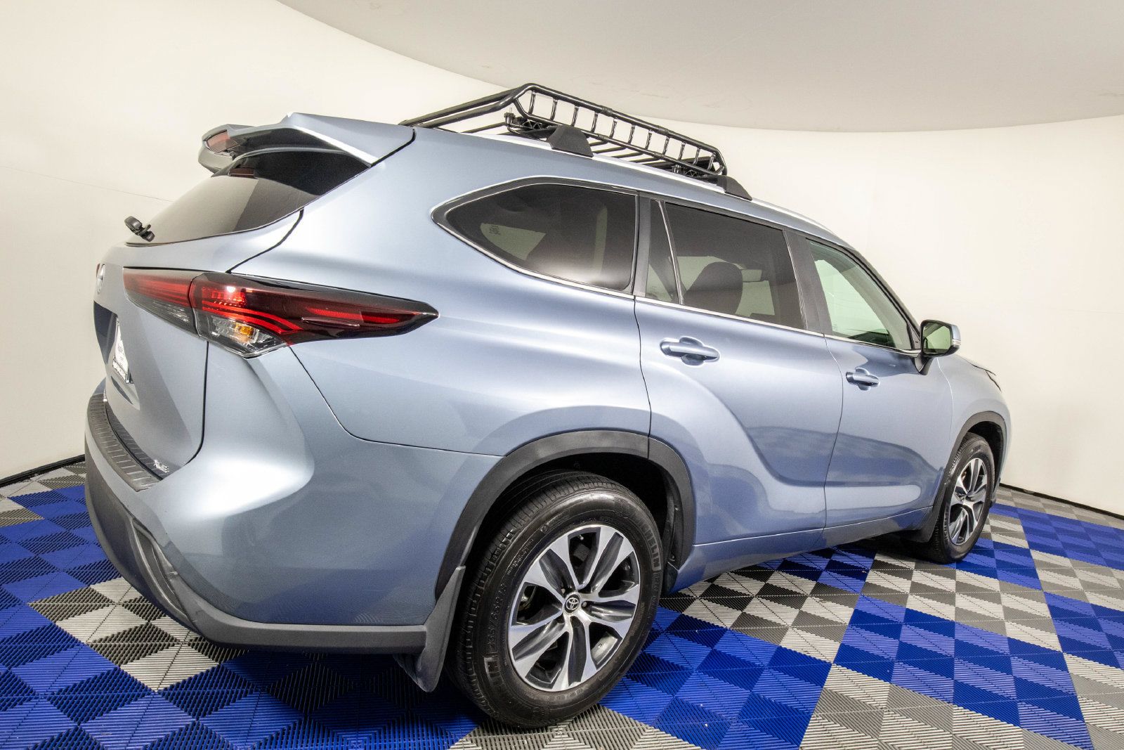Used 2024 Toyota Highlander XLE FWD image 5