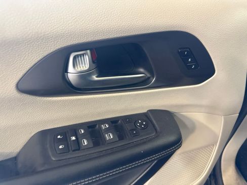 Used 2023 Chrysler Pacifica Touring-L FWD image 18