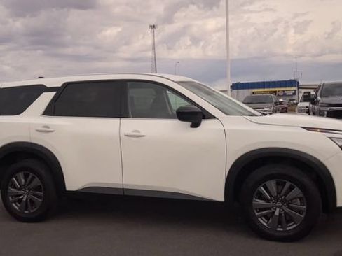 Used 2024 Nissan Pathfinder S AWD/4WD image 3