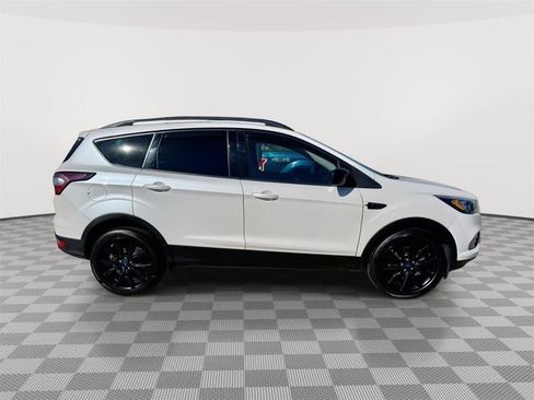 Used 2017 Ford Escape SE w/ Equipment Group 201A AWD/4WD image 9