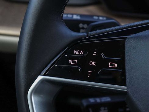 Used 2025 Audi Q5 Premium w/ Convenience Package image 18