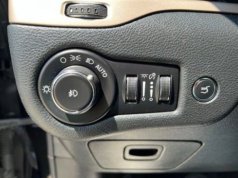Used 2016 Jeep Cherokee Latitude w/ Comfort/Convenience Group AWD/4WD image 19