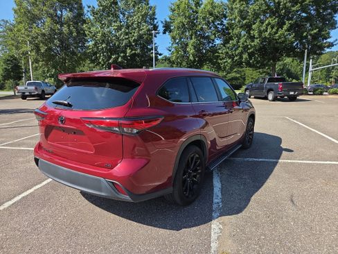 Used 2023 Toyota Highlander XLE FWD image 3