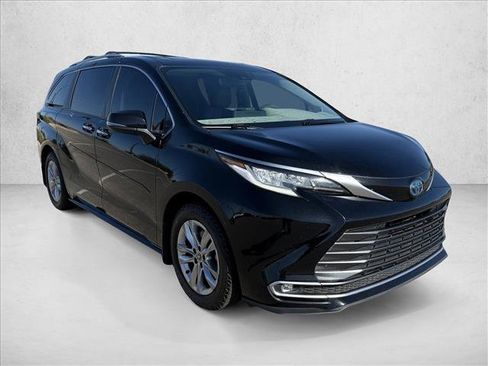 Used 2022 Toyota Sienna Limited image 3