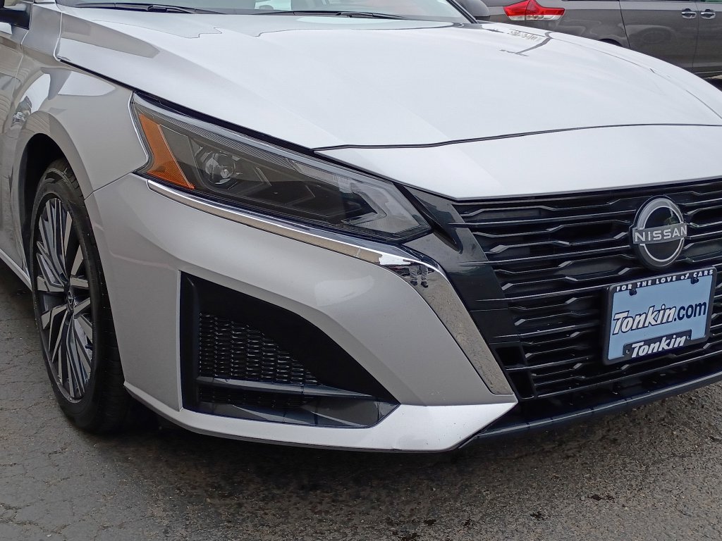 Used 2025 Nissan Altima 2.5 SV FWD image 12