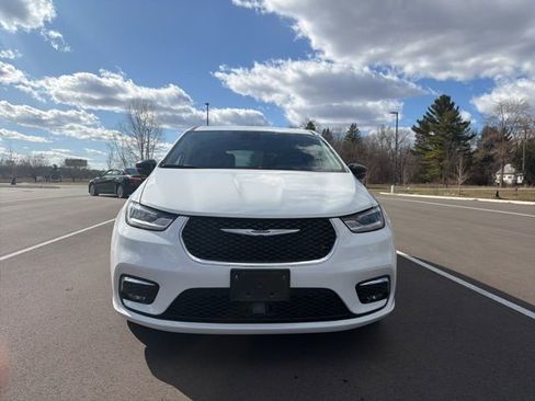 Used 2024 Chrysler Pacifica Touring-L image 8