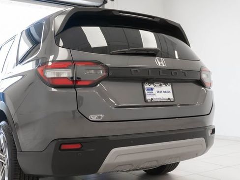 Used 2025 Honda Pilot EX-L image 9