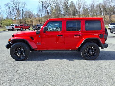 Used 2025 Jeep Wrangler Unlimited Sahara w/ Safety Group image 5