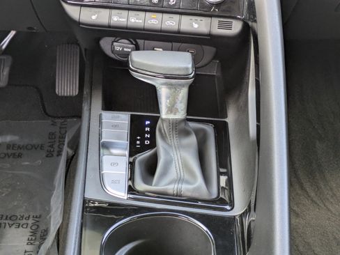 Certified 2025 Hyundai Elantra SEL FWD image 17
