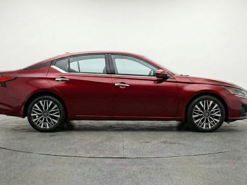 Used 2025 Nissan Altima 2.5 SV image 11