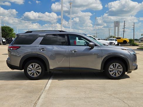 Used 2025 Nissan Pathfinder SV FWD image 2
