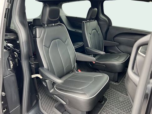 Used 2025 Chrysler Pacifica Limited image 17