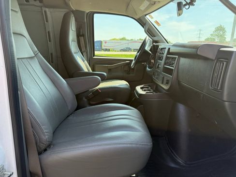 Used 2025 Chevrolet Express 2500 w/ Driver Convenience Package RWD image 7