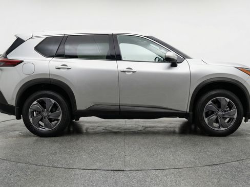 Used 2025 Nissan Rogue SV FWD image 11