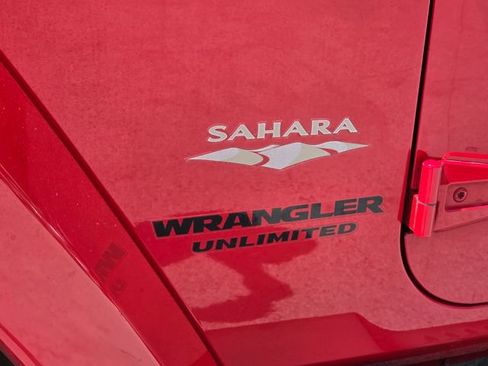 Used 2015 Jeep Wrangler Unlimited Sahara w/ Connectivity Group AWD/4WD image 11