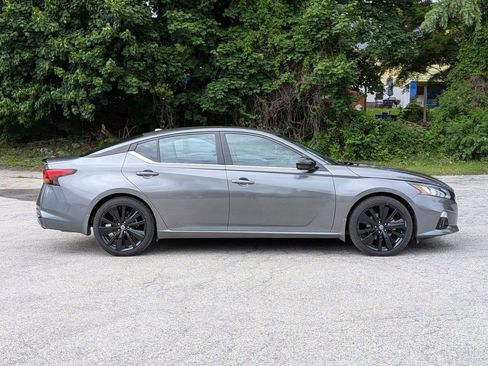 Used 2022 Nissan Altima 2.5 SR w/ Midnight Edition Package FWD image 2