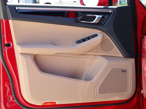 Certified 2026 Porsche Macan AWD/4WD image 22