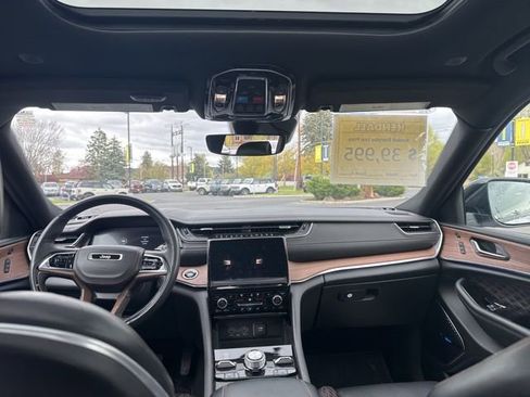 Used 2022 Jeep Grand Cherokee L Summit w/ Luxury Tech Group V image 10