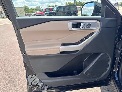 Used 2022 Ford Explorer Limited w/ Equipment Group 301A AWD/4WD image 9