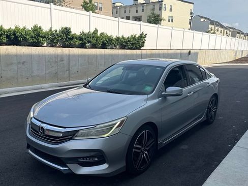 Used 2017 Honda Accord Touring image 1
