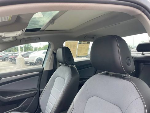 Used 2025 Volkswagen Jetta SE FWD image 3