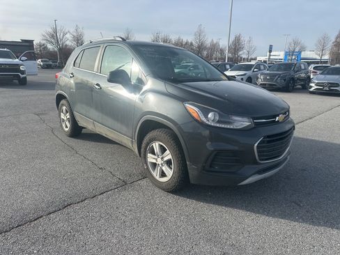Used 2017 Chevrolet Trax LT w/ LT Convenience Package image 3