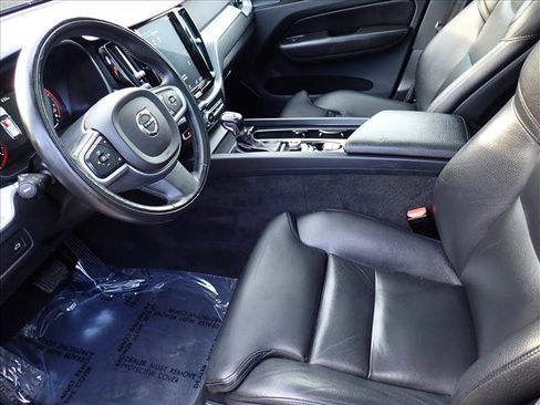 Used 2019 Volvo XC60 T5 Momentum w/ Multimedia Package AWD/4WD image 12