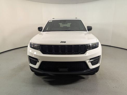 New 2025 Jeep Grand Cherokee Altitude image 2