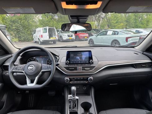 Used 2025 Nissan Altima 2.5 SV FWD image 29