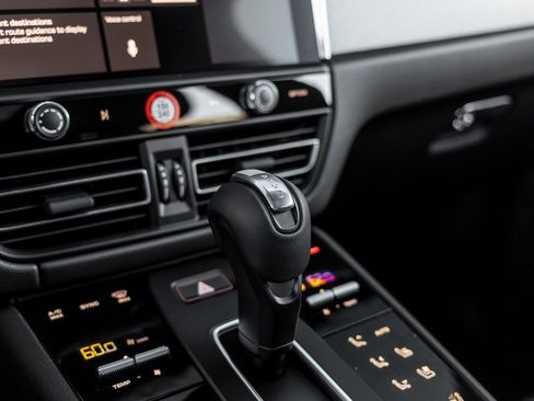 Certified 2026 Porsche Macan AWD/4WD image 30